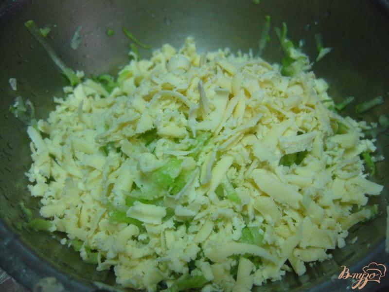 Фото приготовление рецепта: Оладьи с кабачком и сыром шаг №3