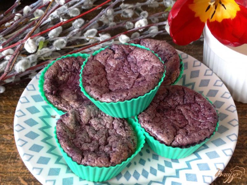 Фото приготовление рецепта: Творожно-черничные кексы без муки шаг №8