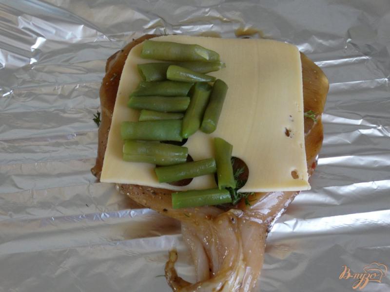 Фото приготовление рецепта: Куриная грудка фаршированная сыром и стручковой фасолью шаг №5