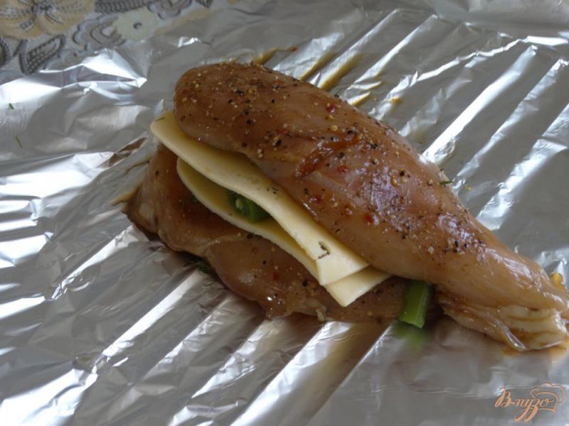 Фото приготовление рецепта: Куриная грудка фаршированная сыром и стручковой фасолью шаг №6