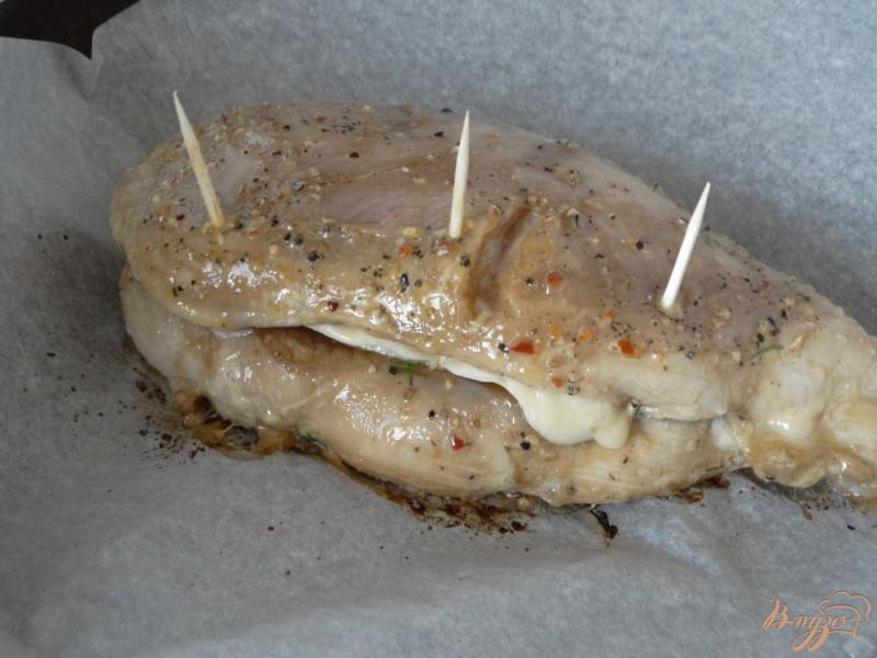 Фото приготовление рецепта: Куриная грудка фаршированная сыром и стручковой фасолью шаг №7