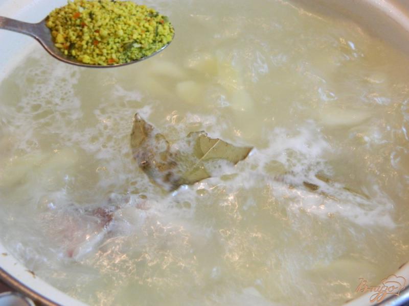 Фото приготовление рецепта: Суп из свиных ребрышек шаг №6