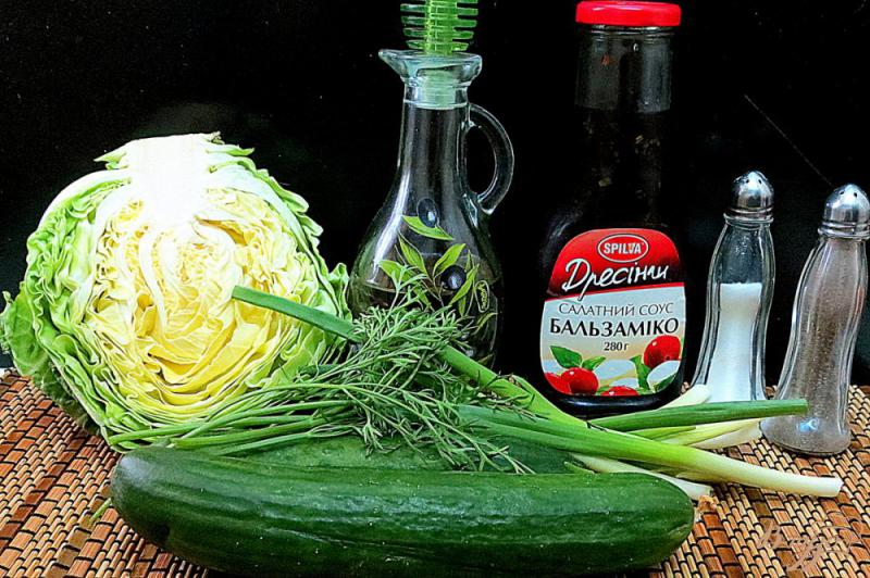 Фото приготовление рецепта: Салат из молодой капусты и огурцов шаг №1