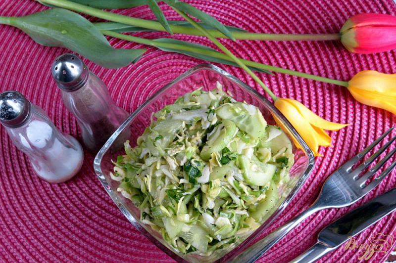 Фото приготовление рецепта: Салат из молодой капусты и огурцов шаг №7