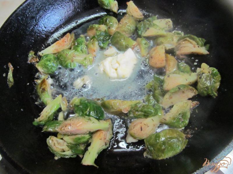 Фото приготовление рецепта: Яичница глазунья с брюссельской капустой шаг №3