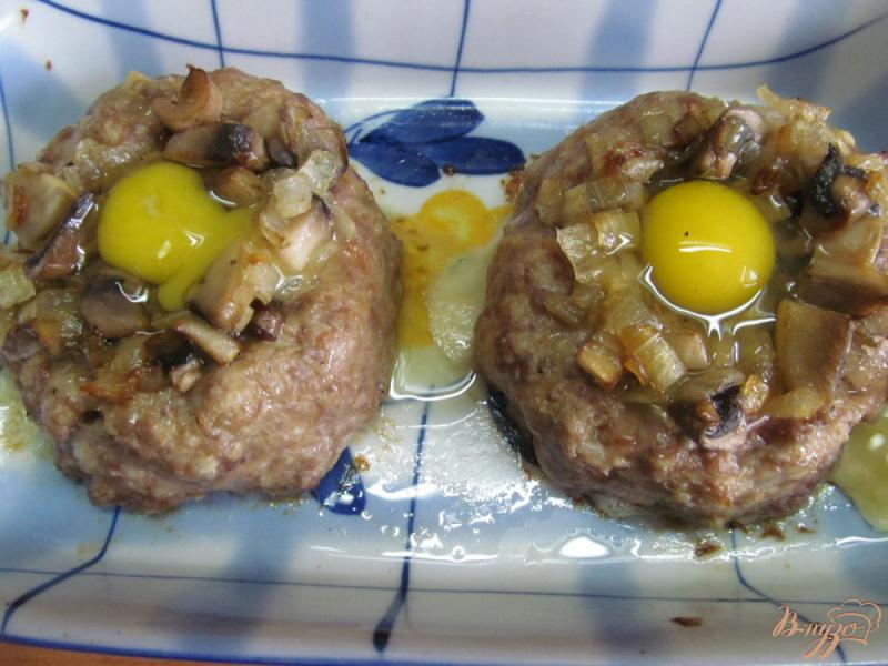 Фото приготовление рецепта: Мясные гнезда с перепелиными яйцами и шампиньоном шаг №6