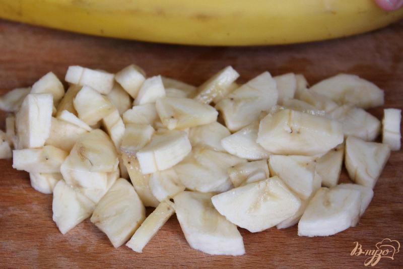 Фото приготовление рецепта: Фруктовый салат с бананом, киви и яблоком шаг №1