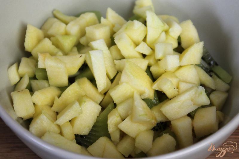 Фото приготовление рецепта: Фруктовый салат с бананом, киви и яблоком шаг №3