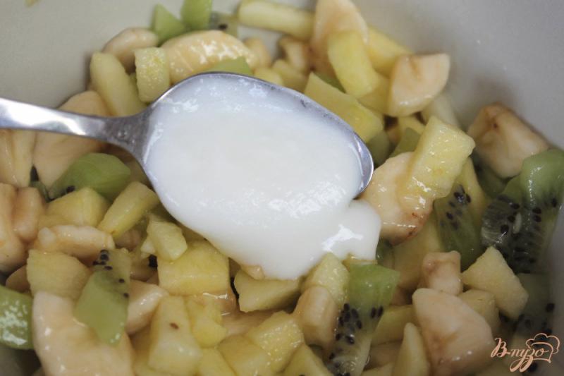 Фото приготовление рецепта: Фруктовый салат с бананом, киви и яблоком шаг №5