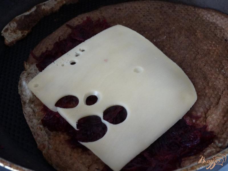 Фото приготовление рецепта: Лепешка с сыром и свеклой шаг №5
