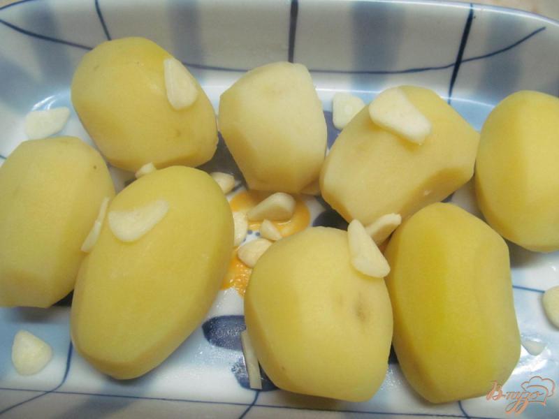 Фото приготовление рецепта: Запеченный картофель на яичной подушке с сыром шаг №1
