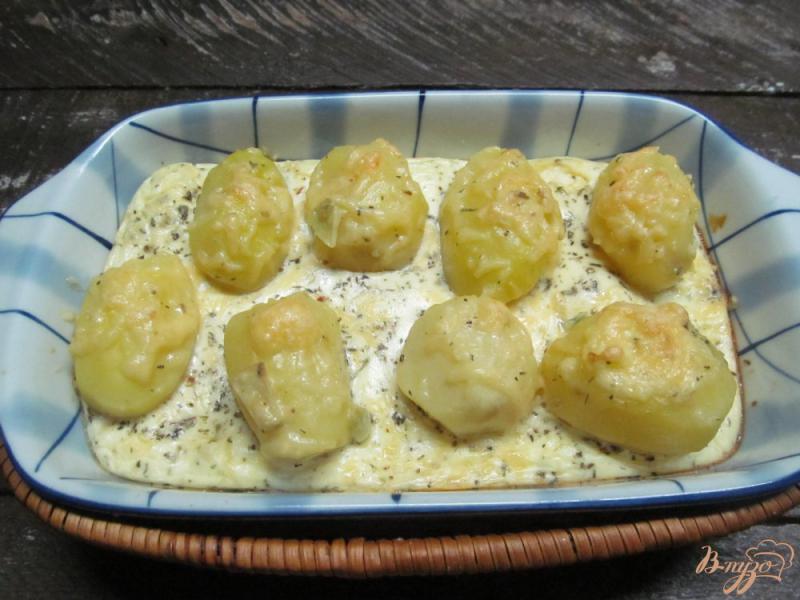 Фото приготовление рецепта: Запеченный картофель на яичной подушке с сыром шаг №4