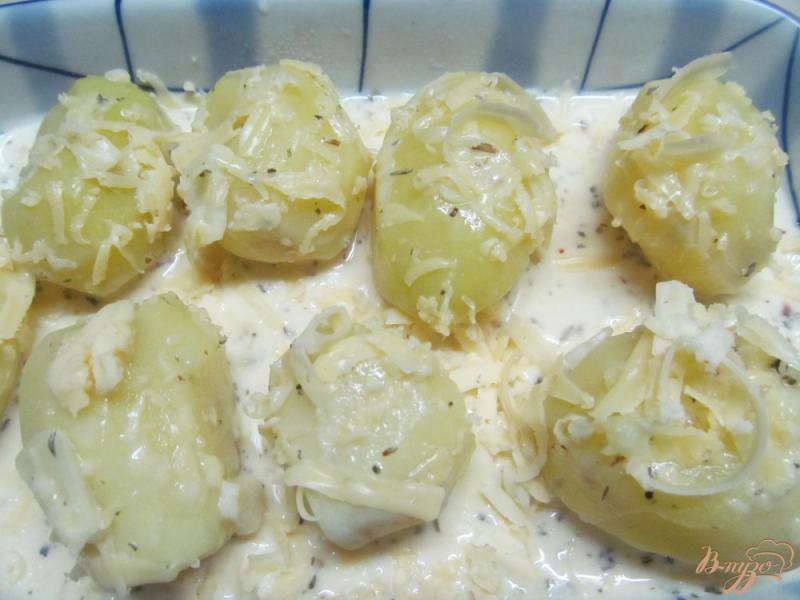 Фото приготовление рецепта: Запеченный картофель на яичной подушке с сыром шаг №3