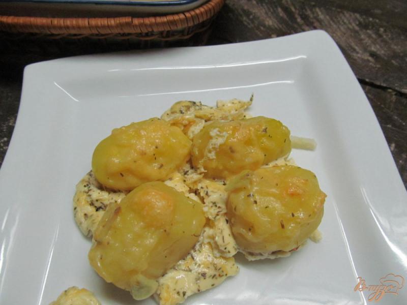 Фото приготовление рецепта: Запеченный картофель на яичной подушке с сыром шаг №5