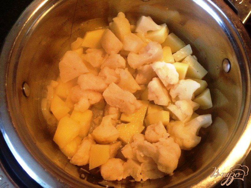 Фото приготовление рецепта: Суп-пюре из цветной капусты с индейкой шаг №3