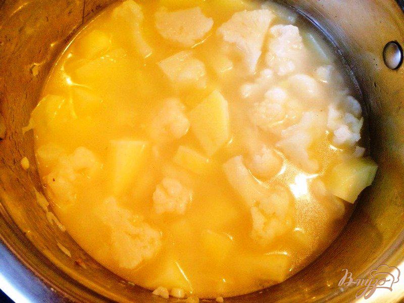 Фото приготовление рецепта: Суп-пюре из цветной капусты с индейкой шаг №4