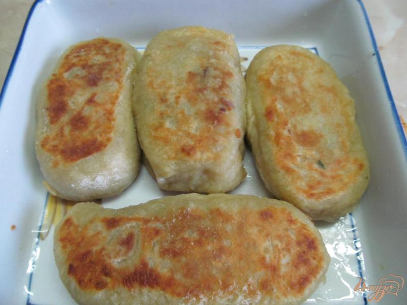 Фото приготовление рецепта: Пирожки из картофельного теста с начинкой из мяса шаг №7