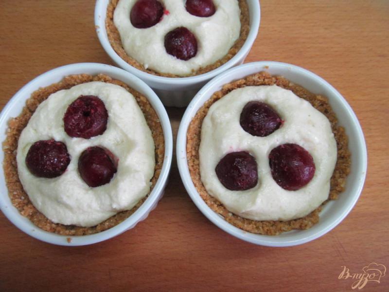 Фото приготовление рецепта: Пирожные из печенья с начинкой из сметаны и вишней шаг №4