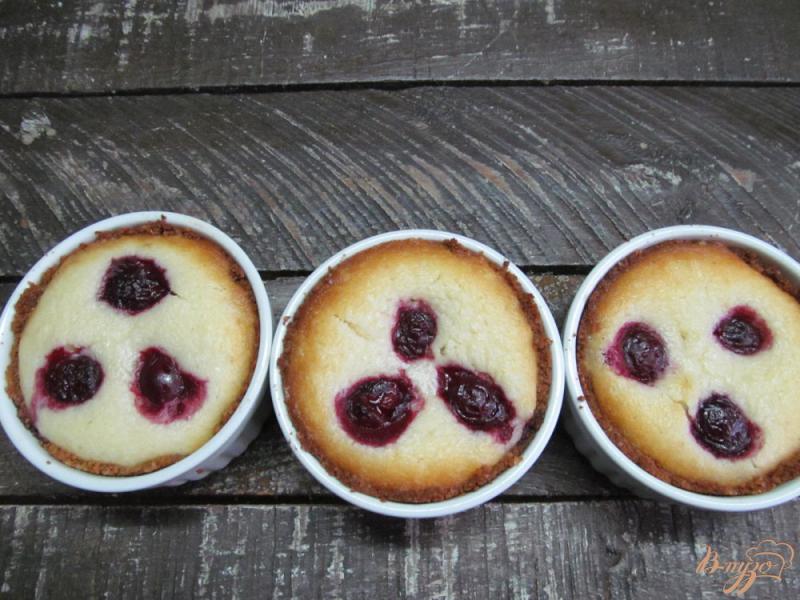 Фото приготовление рецепта: Пирожные из печенья с начинкой из сметаны и вишней шаг №5