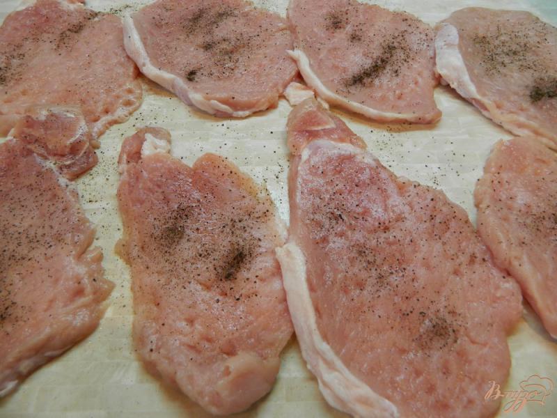 Фото приготовление рецепта: Свиные отбивные в яйце и муке шаг №3
