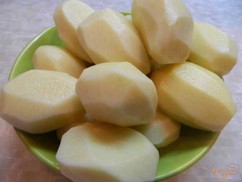 Фото приготовление рецепта: Отварной картофель с молодым чесноком шаг №1