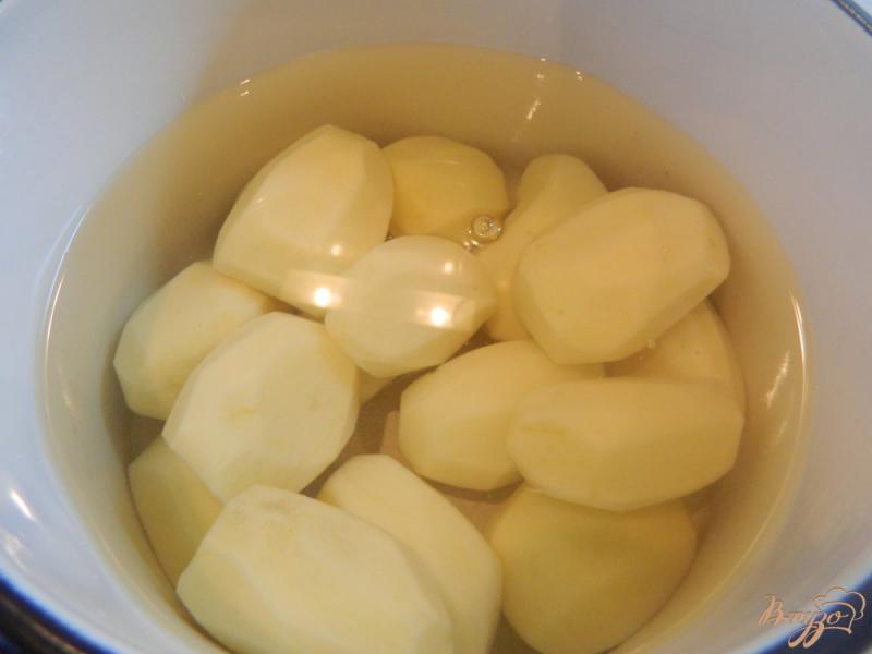Фото приготовление рецепта: Отварной картофель с молодым чесноком шаг №2