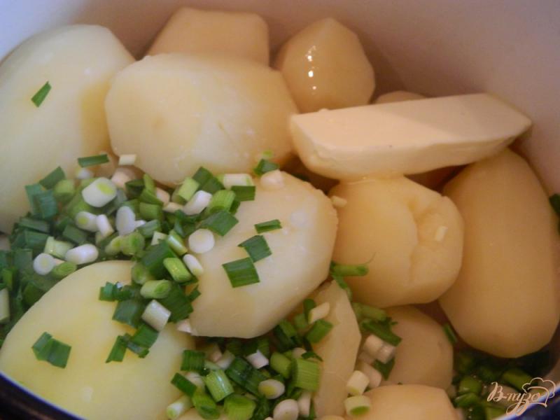 Фото приготовление рецепта: Отварной картофель с молодым чесноком шаг №6