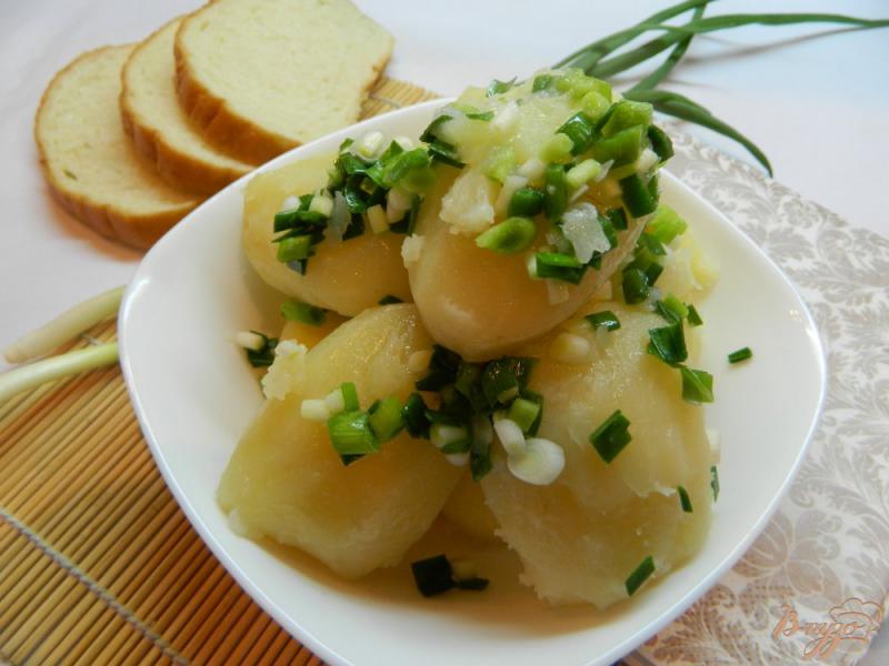 Фото приготовление рецепта: Отварной картофель с молодым чесноком шаг №7