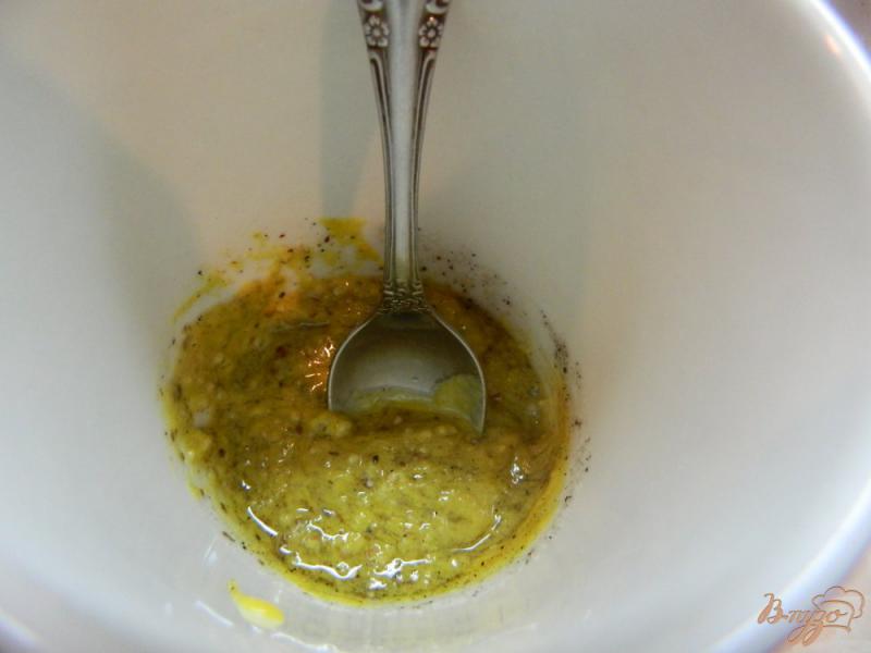 Фото приготовление рецепта: Свекольный салат с сыром и ореховой заправкой шаг №3