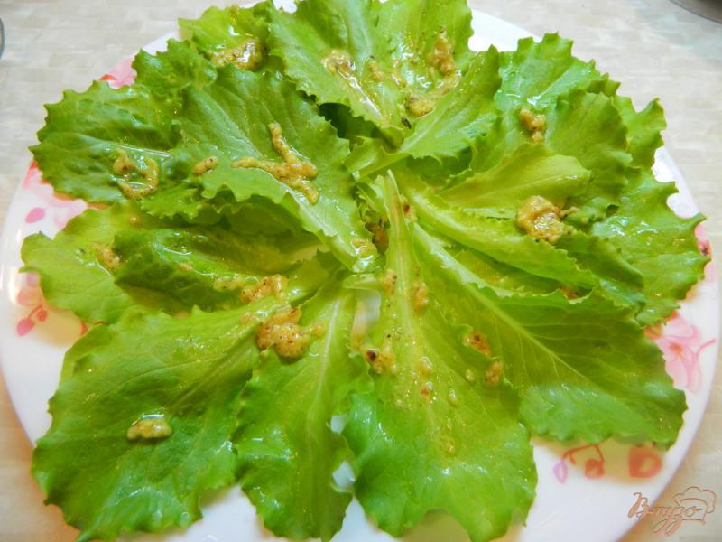 Фото приготовление рецепта: Свекольный салат с сыром и ореховой заправкой шаг №5