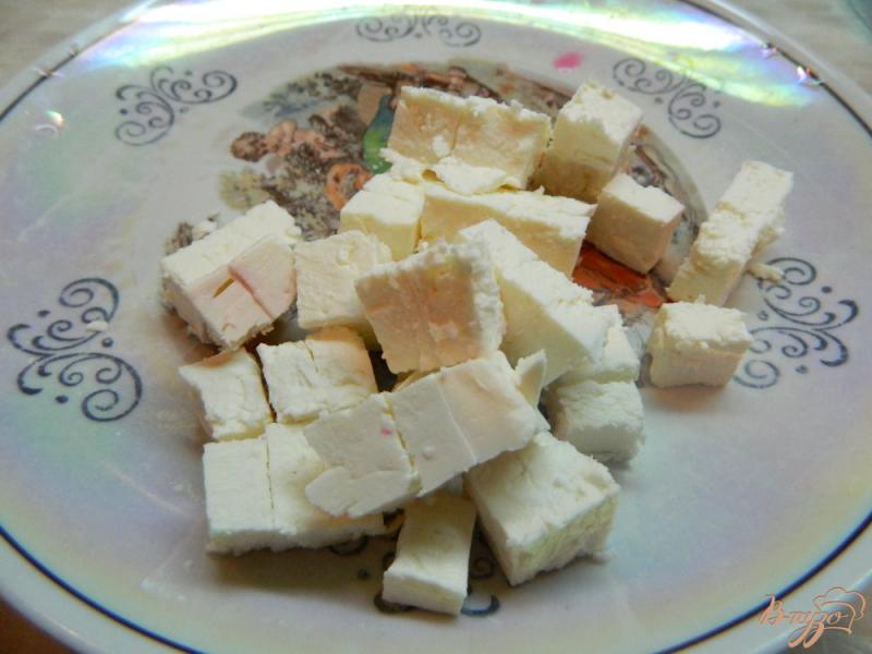 Фото приготовление рецепта: Свекольный салат с сыром и ореховой заправкой шаг №7