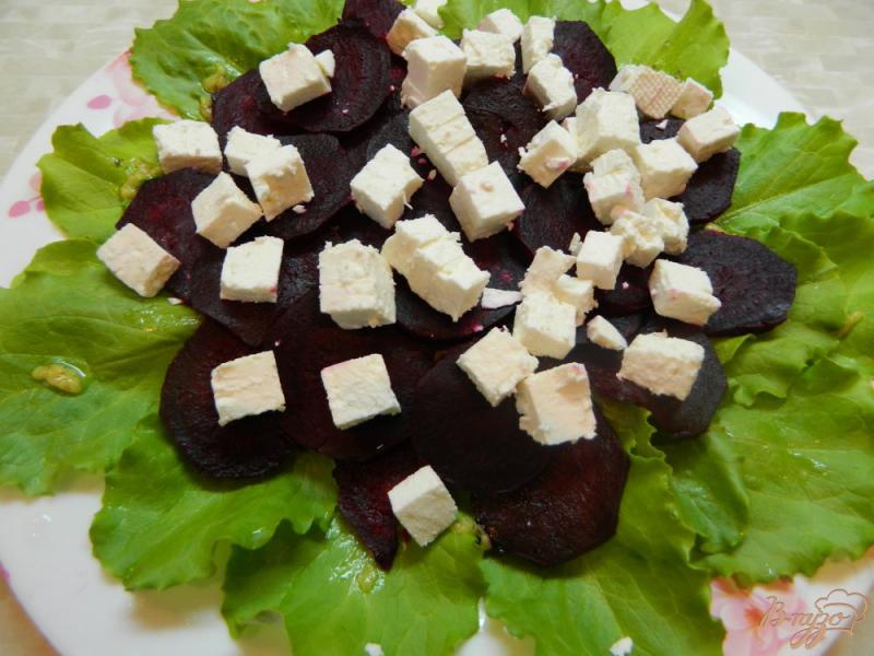 Фото приготовление рецепта: Свекольный салат с сыром и ореховой заправкой шаг №8