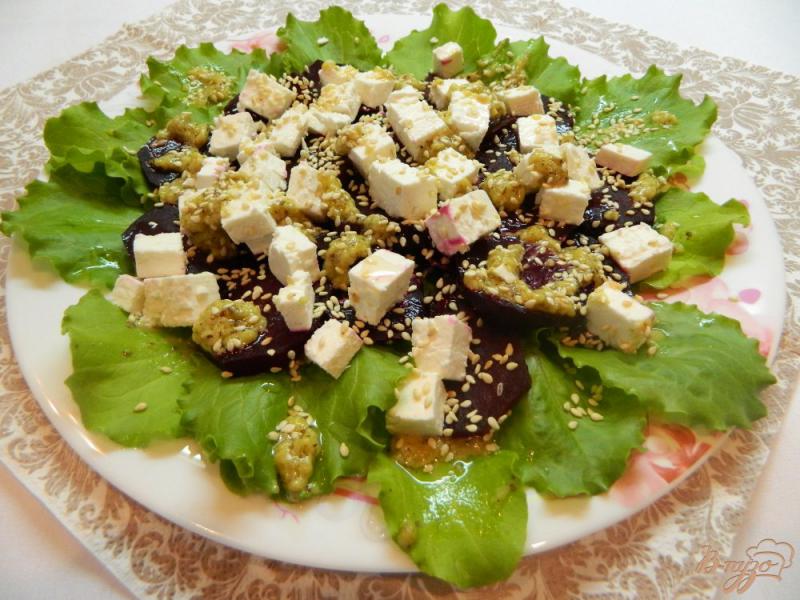 Фото приготовление рецепта: Свекольный салат с сыром и ореховой заправкой шаг №9