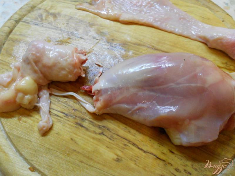 Фото приготовление рецепта: Куриные голени фаршированные грибами шаг №2