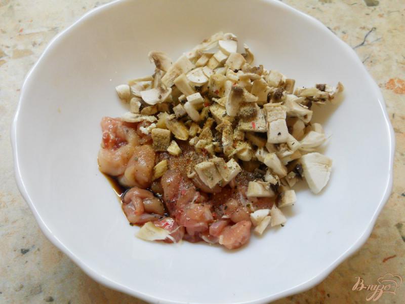 Фото приготовление рецепта: Куриные голени фаршированные грибами шаг №4