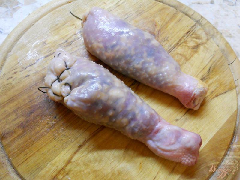 Фото приготовление рецепта: Куриные голени фаршированные грибами шаг №5