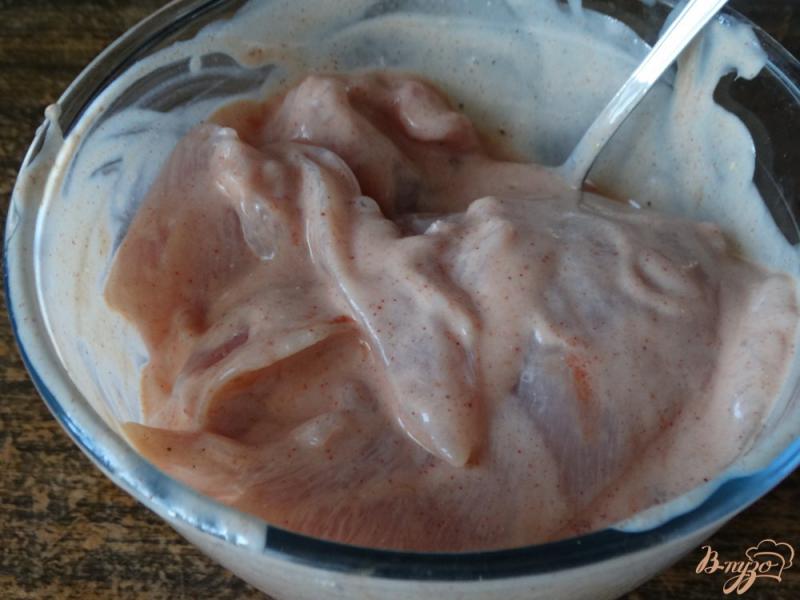 Фото приготовление рецепта: Куриная грудка в кефирно-томатном маринаде шаг №4