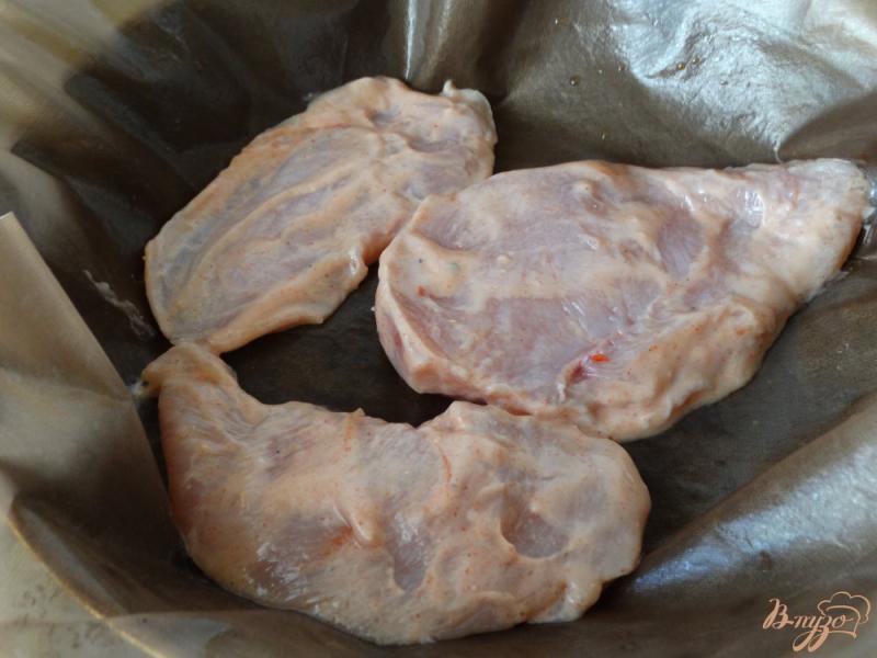 Фото приготовление рецепта: Куриная грудка в кефирно-томатном маринаде шаг №5
