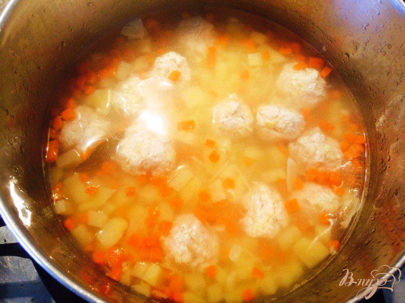 Фото приготовление рецепта: Суп с фрикадельками и вермишелью для деток шаг №5