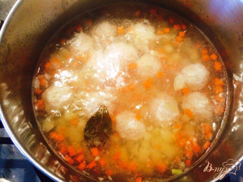 Фото приготовление рецепта: Суп с фрикадельками и вермишелью для деток шаг №4