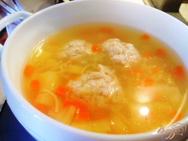 Фото приготовление рецепта: Суп с фрикадельками и вермишелью для деток шаг №6