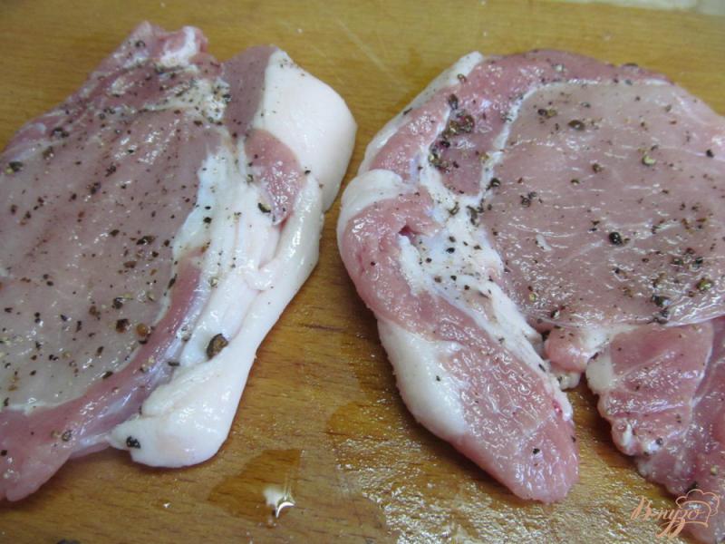 Фото приготовление рецепта: Свиной стейк под соусом из черной смородины шаг №3