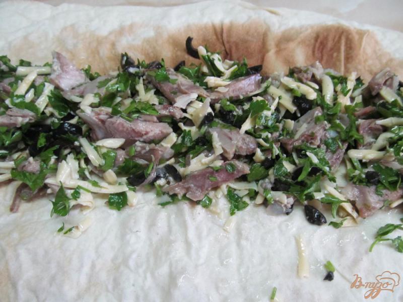 Фото приготовление рецепта: Фаршированный лаваш оливковой начинкой с языком шаг №3