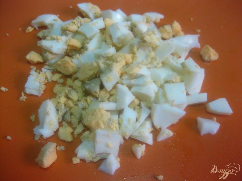 Фото приготовление рецепта: Окрошка на сметане с курицей и салями шаг №3