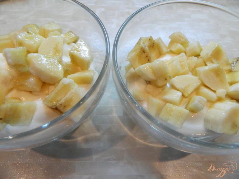 Фото приготовление рецепта: Творожный десерт с фруктами и мятой шаг №4