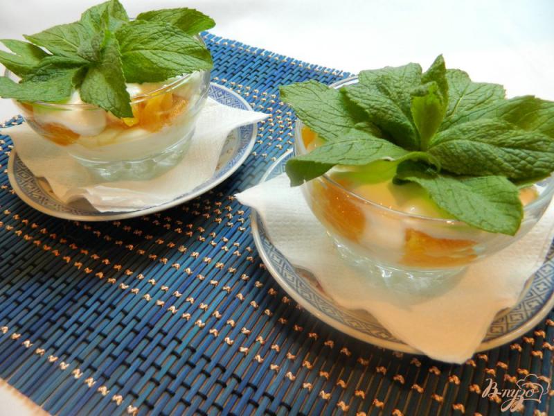 Фото приготовление рецепта: Творожный десерт с фруктами и мятой шаг №7