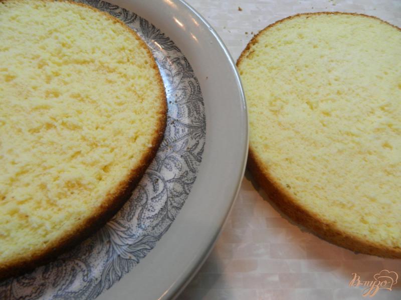 Фото приготовление рецепта: Бисквитный торт со сметанным кремом шаг №6