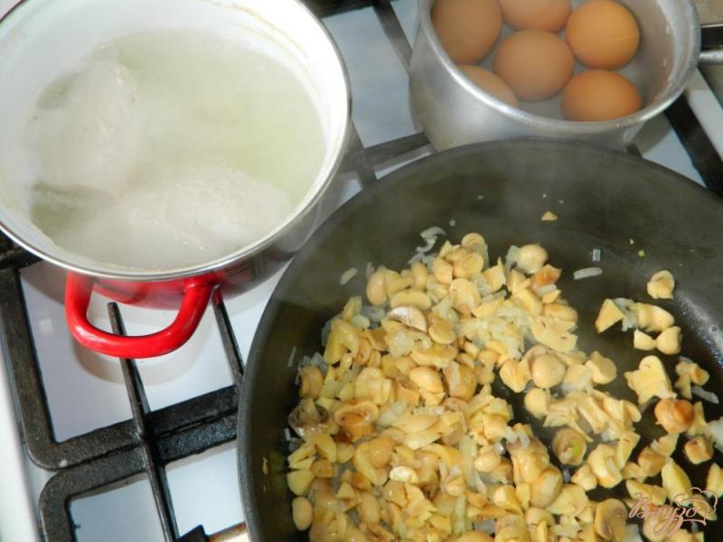 Фото приготовление рецепта: Слоеный салат с курицей и шампиньонами шаг №1