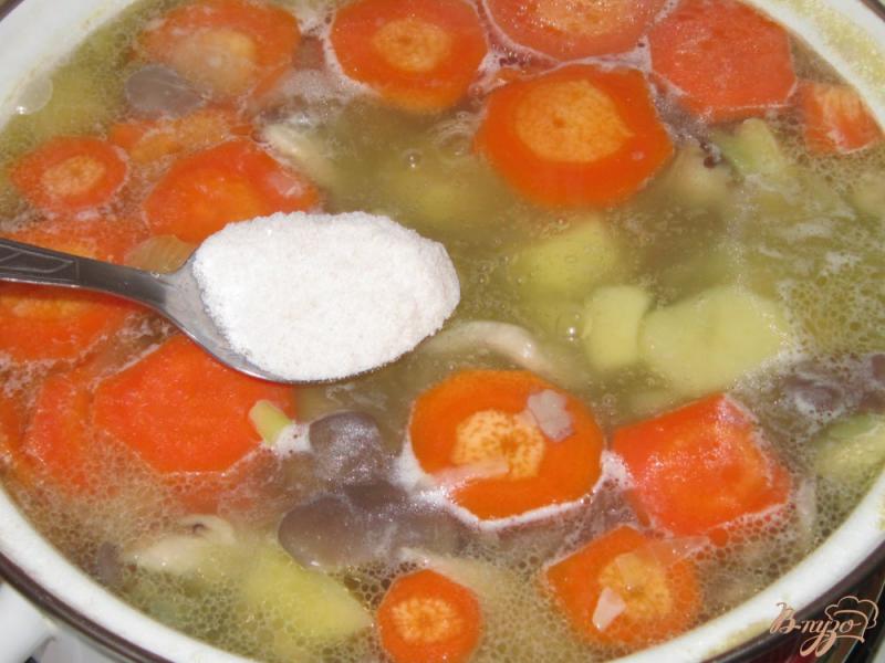 Фото приготовление рецепта: Овощной суп с вешенками шаг №6