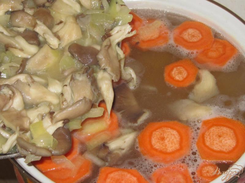Фото приготовление рецепта: Овощной суп с вешенками шаг №5